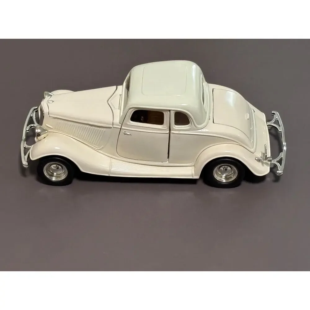 1934 Ford Coupe Red 1:24 White Diecast Model Model Car No. 68017 Motormax
